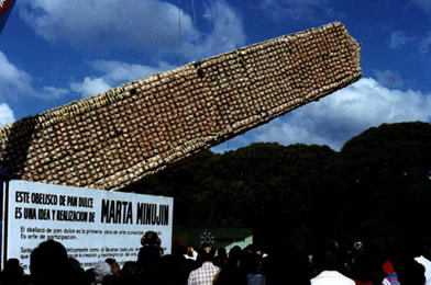 Obelisco de pan dulce, de Marta Minujin Obelisco de pan dulce, de Marta Minujin